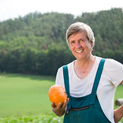 Farmář drží dýně