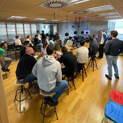 Lidé, kteří se účastní konference
